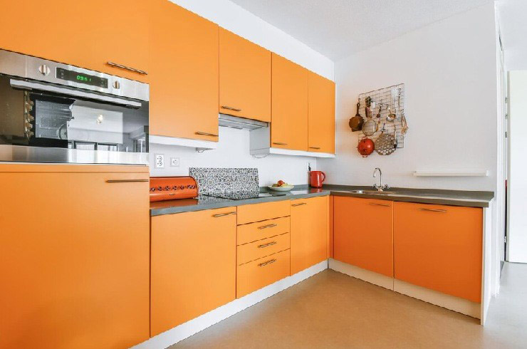 استفاده از رنگ های شاد و گرم در کابینت