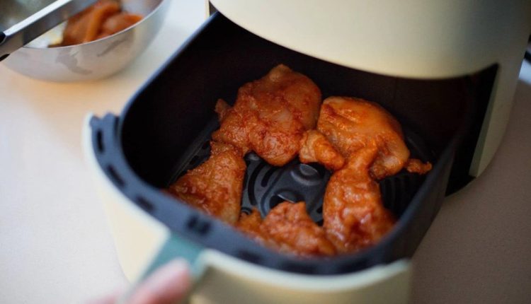 نحوه استفاده از سرخ کن بدون روغن برای تهیه مرغ