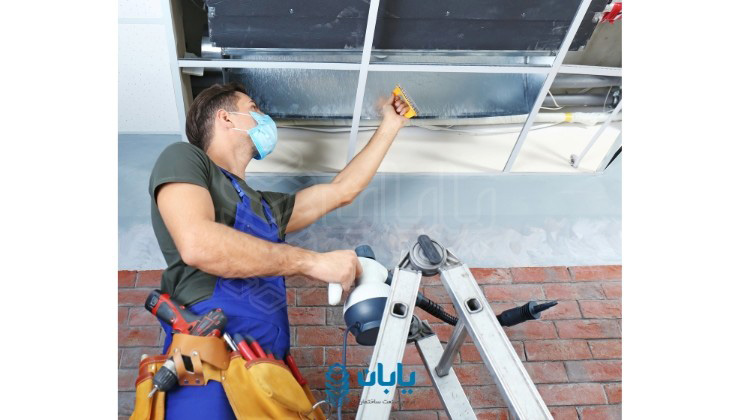کارشناس در حال نصب داکت اسپلیت در ساختمان های قدیمی 