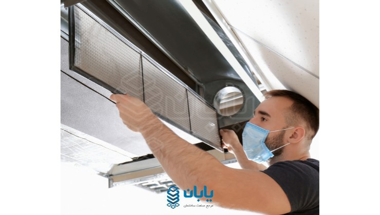کارشناس در حال نصب داکت اسپلیت در ساختمان نوساز 